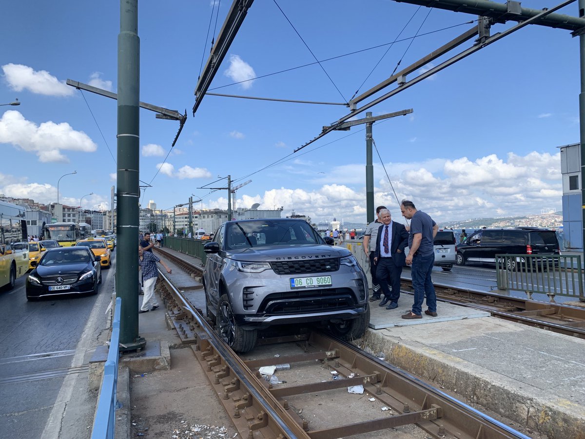 Bağcılar yönünde, Karaköy-Eminönü arasında tramvay seferi yapılamıyor. Nedeni hatta girip sıkışıp kalan bu jip.