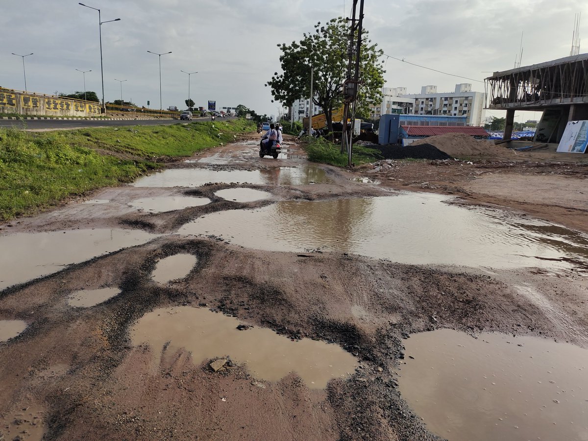 નમસ્તે પ્રતિ શ્રી વડોદરા કોર્પોરેશન અધિકારી સાહેબશ્રી કપુરાઈ ચોકડીથી અંદર આવા તરફનો સર્વિસ રોડ  ખૂબ જ ખરાબ હાલતમાં છે તુરંત એક્શન લેવા નમ્ર વિનંતી જેથી કરીને કોઈ જાનહાની ના થાય ખૂબ જ વાહનોની અવરજવર થાય છે અહીંથી<a href="/VMCVadodara/">Vadodara Municipal Corporation</a> <a href="/CommissionerVmc/">VMC COMMISSIONER</a> <a href="/CollectorVad/">Collector & DM Office Vadodara</a>