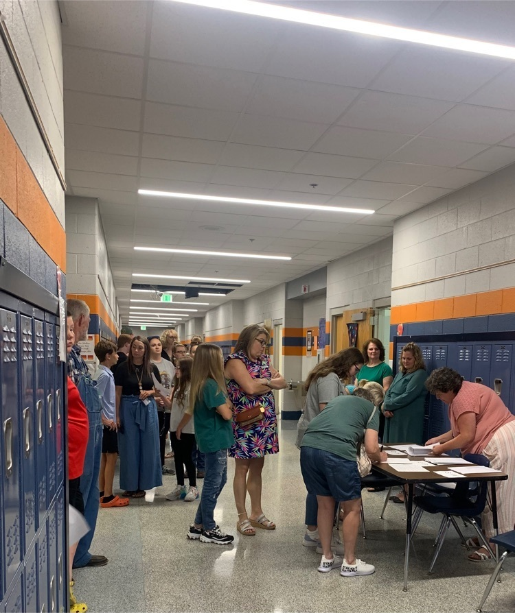GCMSCougars's tweet photo. GCMS welcomed excited students and parents at Back to School Night last night! We can't wait to get started! It's going to be a great year! #GCMSImpact https://t.co/13a86yg0vP