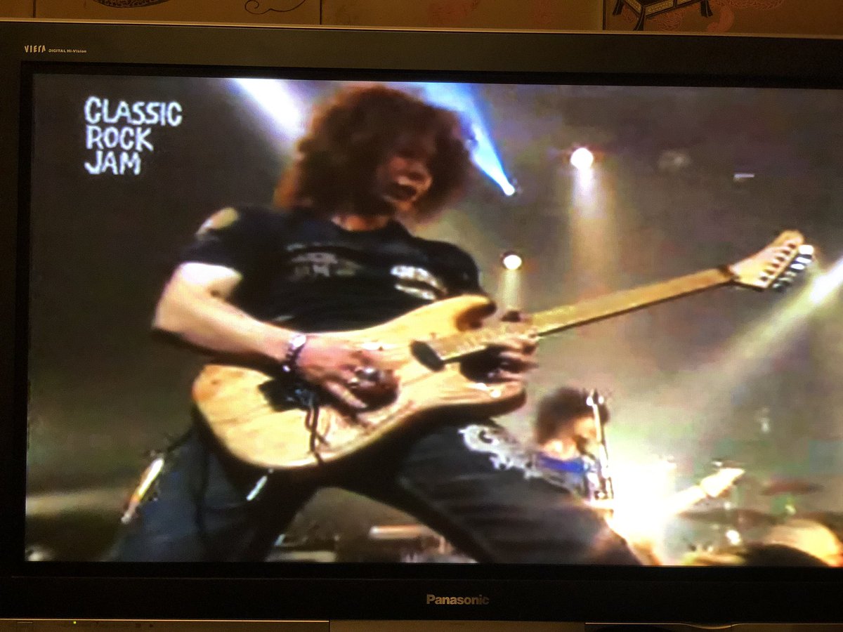 MASAKI_MORI_'s tweet photo. 白田さんと初めて会ったのは日本を代表するイベント
【Classic Rock Jam】
右も左も分から無い僕に大先輩の白田さんが優しく笑顔で話しかけてくれて大緊張していたのが嘘みたいに
リラックスした事を忘れない。久しぶりに白田さんと同じステージにいる映像を観てるけど、やはりカッコ良いよ❣️明日ね‼️ https://t.co/9YH9s9l0wX