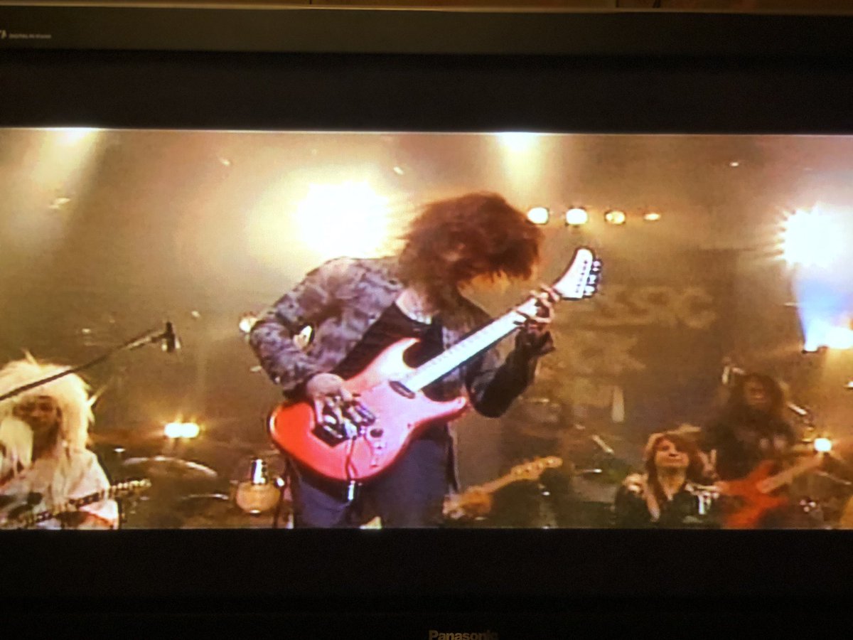 MASAKI_MORI_'s tweet photo. 白田さんと初めて会ったのは日本を代表するイベント
【Classic Rock Jam】
右も左も分から無い僕に大先輩の白田さんが優しく笑顔で話しかけてくれて大緊張していたのが嘘みたいに
リラックスした事を忘れない。久しぶりに白田さんと同じステージにいる映像を観てるけど、やはりカッコ良いよ❣️明日ね‼️ https://t.co/9YH9s9l0wX