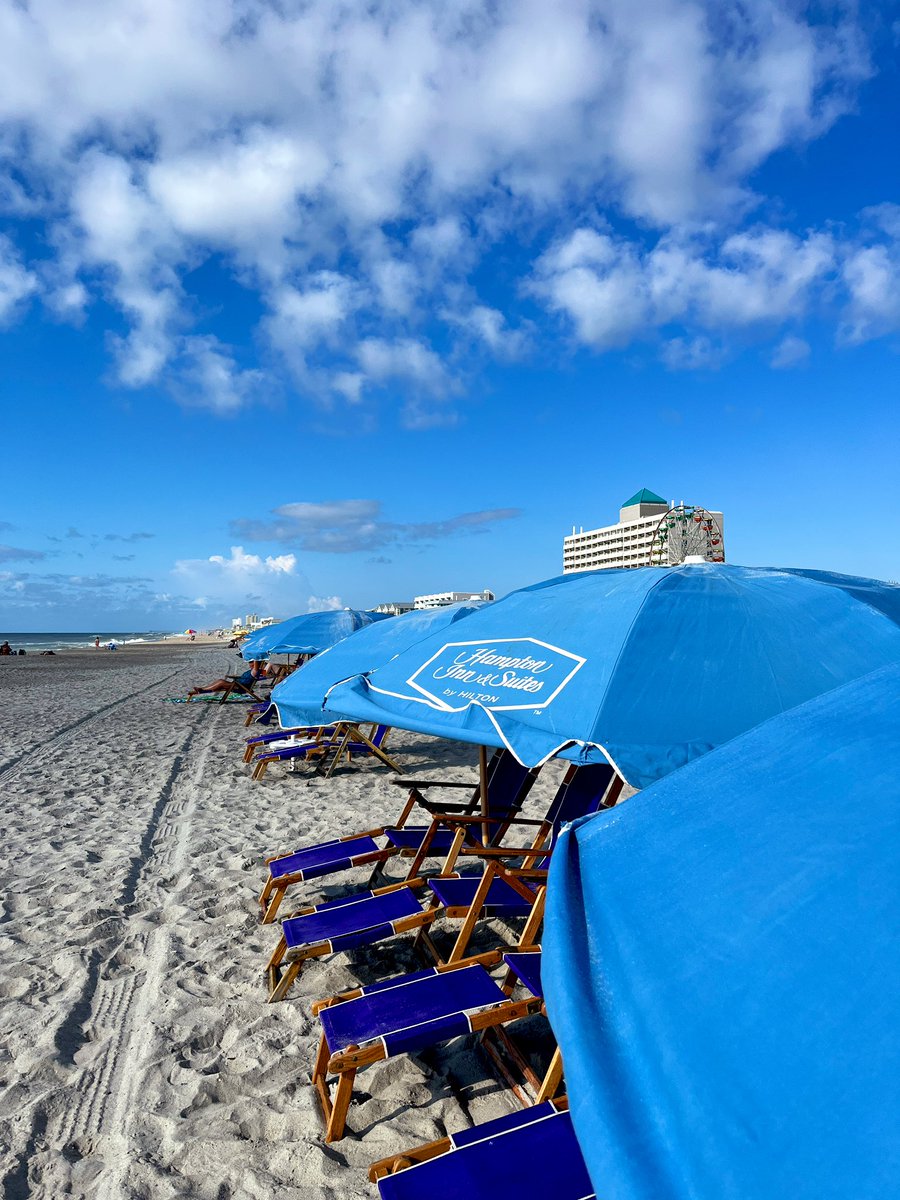 🏖️ Starting our day at Carolina Beach! Beachfront access provided by @HamptonByHilton. 👌🏽 
Great day, ahead! #CarolinaBeach #LivingCoasting #HamptonInn #Beach