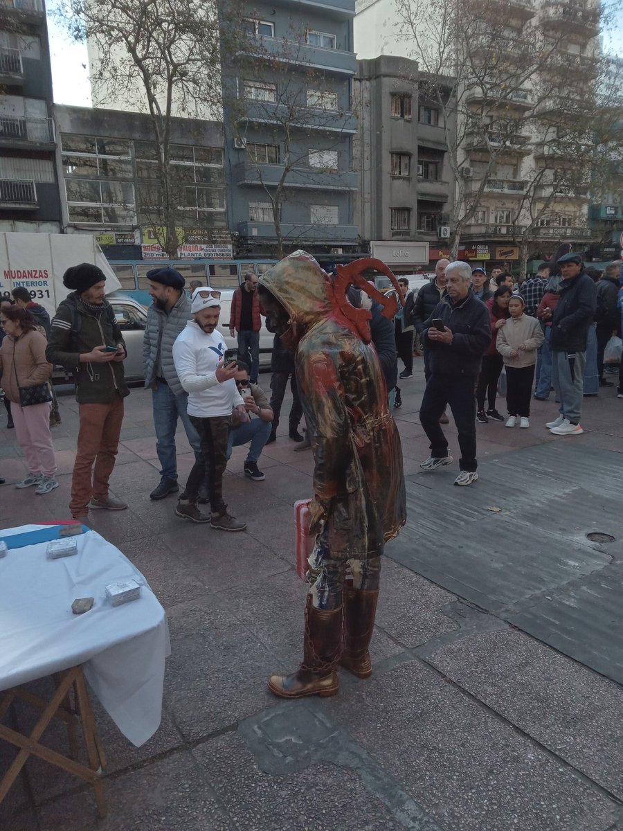 1)En la feria de T. Narvaja estatua viviente de Víctima del Comunismo, con el símbolo rojo clavado en la espalda y la valija del exiliado. Yo también soy víctima. Las fuerzas de choque del PCU me patearon en el piso cuando dejé 'el partido' en campamento de refugiados en Suecia.