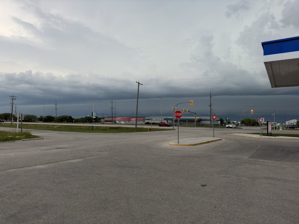 Steinbach 8:16am. Possible shelf coming in from the north, with the breeze coming in from the south. #mbstorm