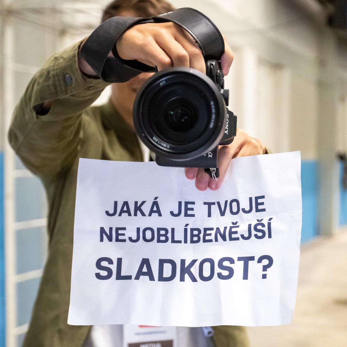 Po ranním rozbruslení jsme se ptali hráčů U18, jaká je jejich nejoblíbenější sladkost. Zrovna šel kolem <a href="/robertzaruba/">Robert Záruba</a>, který si zapisoval poznámky na večerní utkání a mimo kameru prohodil, že jeho nejoblíbenější sladkostí je tyčinka Deli🍫

Nás by zajímalo, jaká je to příchuť?👀