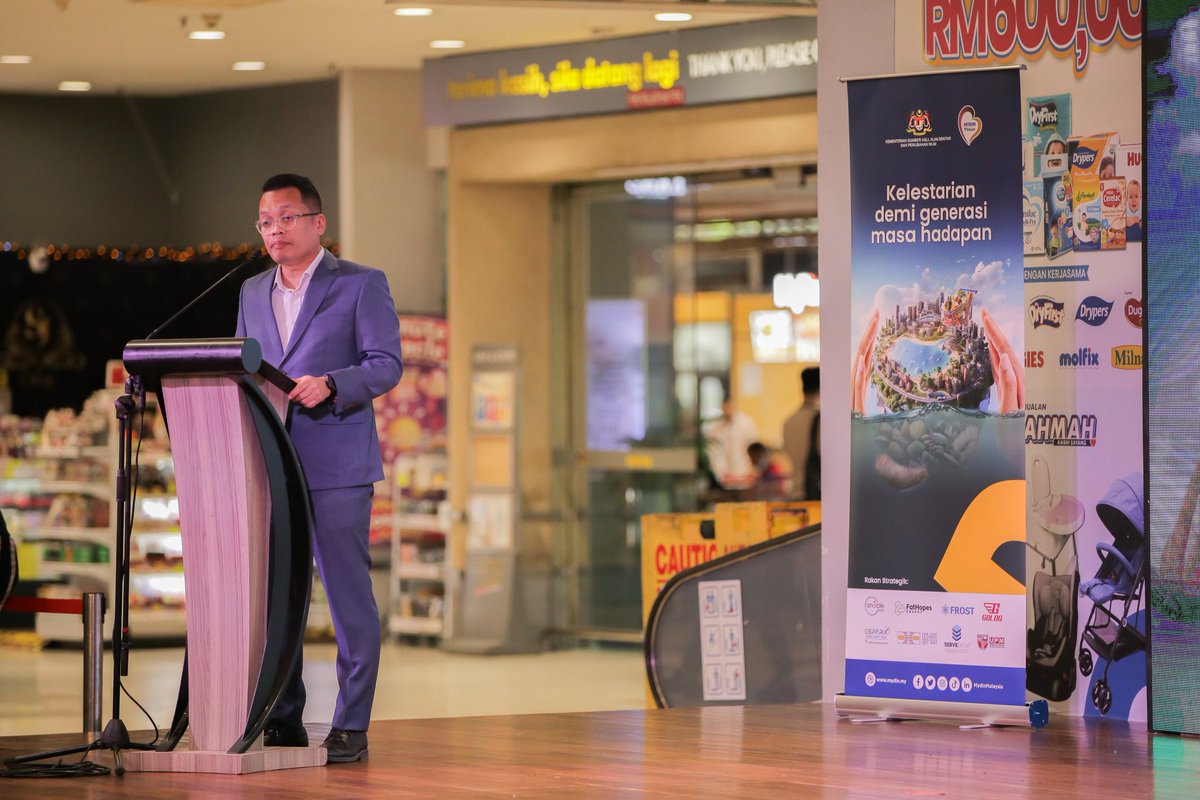 nresmalaysia's tweet image. 𝐌𝐀𝐉𝐋𝐈𝐒 𝐏𝐄𝐋𝐀𝐍𝐂𝐀𝐑𝐀𝐍 “𝐌𝐘𝐃𝐈𝐍 𝐏𝐑𝐈𝐇𝐀𝐓𝐈𝐍 #𝐅𝐎𝐑𝐅𝐔𝐓𝐔𝐑𝐄” 

Menteri Sumber Asli, Alam Sekitar dan Perubahan Iklim, YB Nik Nazmi Nik Ahmad hari ini, 1 Ogos 2023 telah melancarkan "MYDIN Prihatin #FORFUTURE" bertempat di MYDIN, Subang Jaya, Selangor.