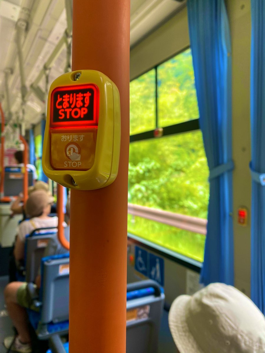 703__n's tweet photo. 那智の滝まで車で行けんのに、歩きの人向けの情報アテにして大門坂に車停めてバス🚌乗ってった😇笑。ついでに木燃やして祈祷する厄祓いしたら自分に火の粉飛んできておニューの服に穴空いた。帰りにはスカートも裂けてた。#厄祓いとは https://t.co/TWI6xVd0Eh