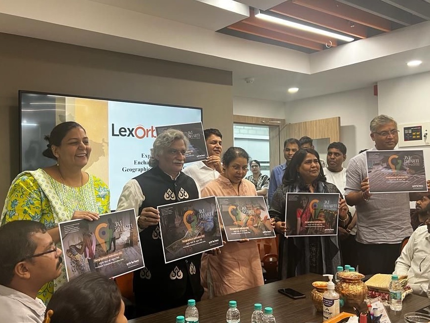 haathkabana's tweet photo. Jai Bharti is a flagship campaign of Haath Ka Bana that focuses on bringing GI-tagged handicraft products into the spotlight. The campaign was launched by @hwavaranasi Padma Shri Dr Rajni Kant known for his contributions in getting GI tags for many traditional Art and Crafts. https://t.co/5MR1UxC4uW