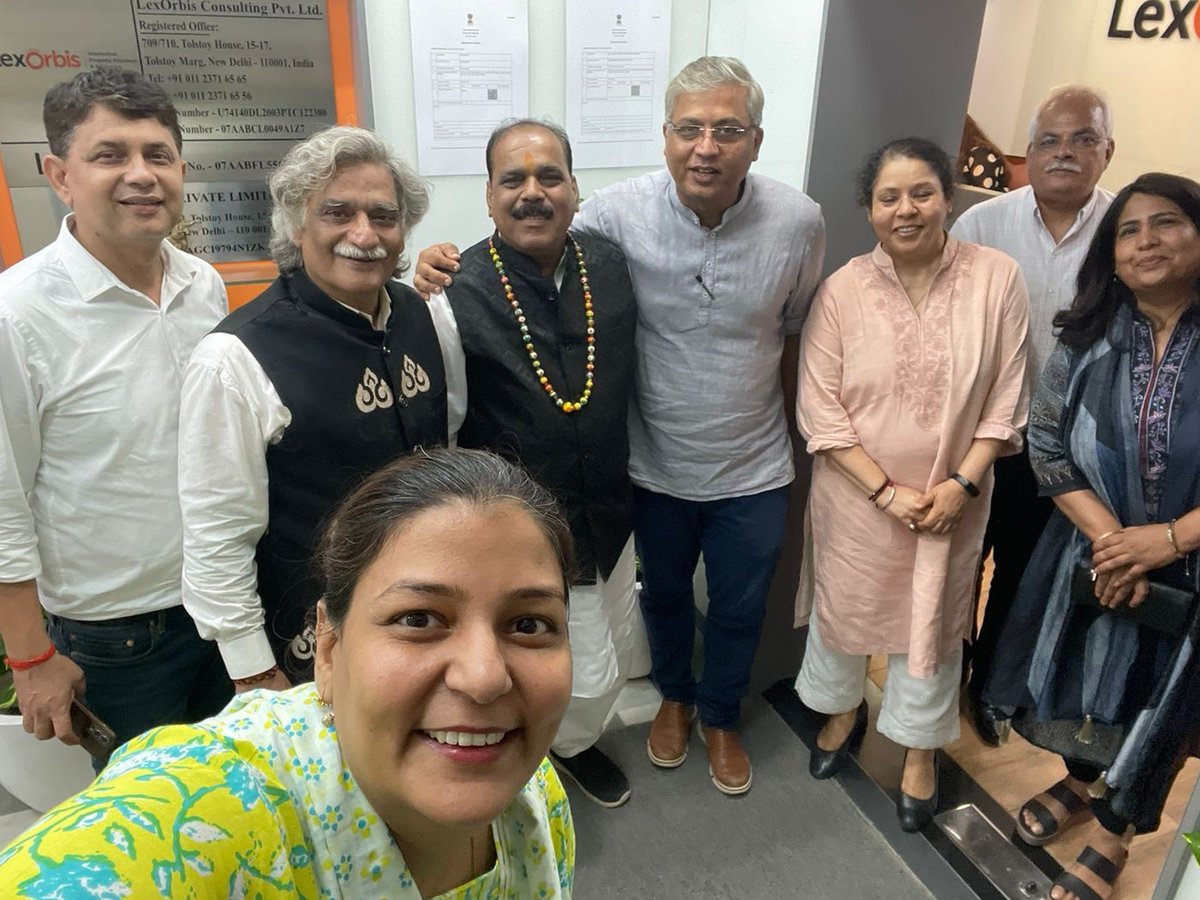 haathkabana's tweet photo. Jai Bharti is a flagship campaign of Haath Ka Bana that focuses on bringing GI-tagged handicraft products into the spotlight. The campaign was launched by @hwavaranasi Padma Shri Dr Rajni Kant known for his contributions in getting GI tags for many traditional Art and Crafts. https://t.co/5MR1UxC4uW