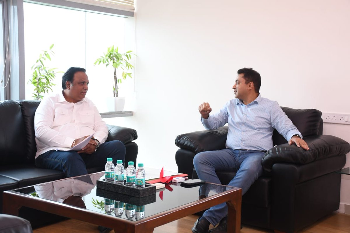 Had a meeting with MMRDA Metropolitan Commissioner Dr. Sanjay Mukharjee today. Discussed crucial issues affecting Mumbaikars like potholes, footpath conditions, and barricades in MMRDA sector. Also addressed the need to bring back the Metro Railway Station to its original