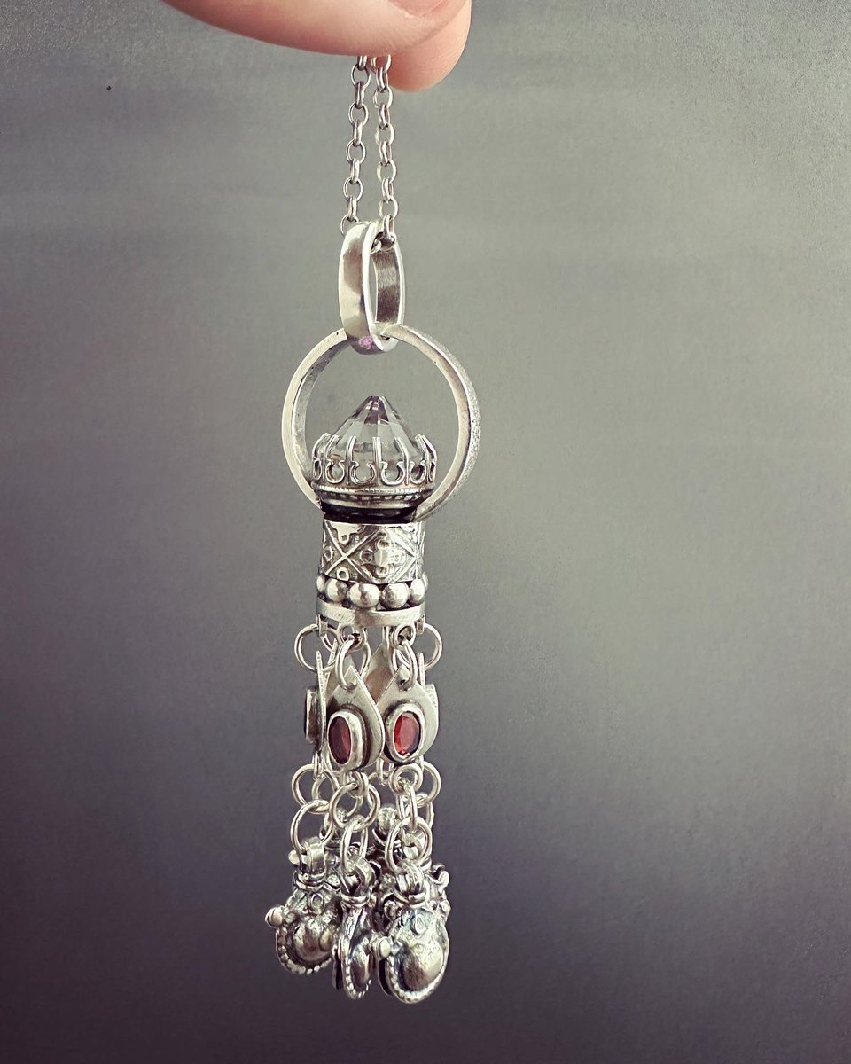ProxArtist's tweet photo. Weeks of compiling and imagining a most fantastical piece of jewelry.
.
.
Handmade
Unique jewelry 
Fantasy jewelry
Elaborate jewelry
#proxartist
#oneofakind
#metalsmith
#artist
#artjewelry https://t.co/UpiIgLWPxU