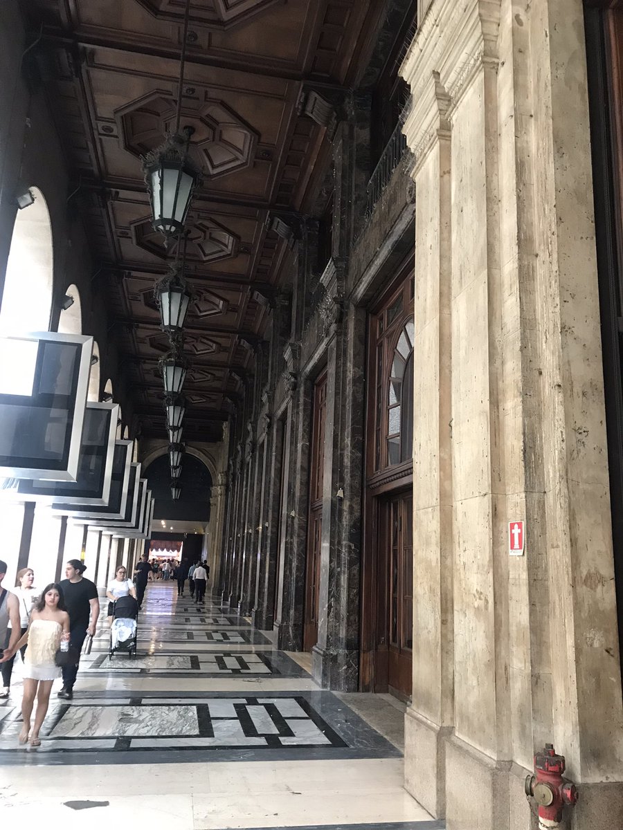 Ciao #Odeon non sei mai stato tra i miei cinema preferiti ma vederti così oggi fa una tristezza infinita #Milano