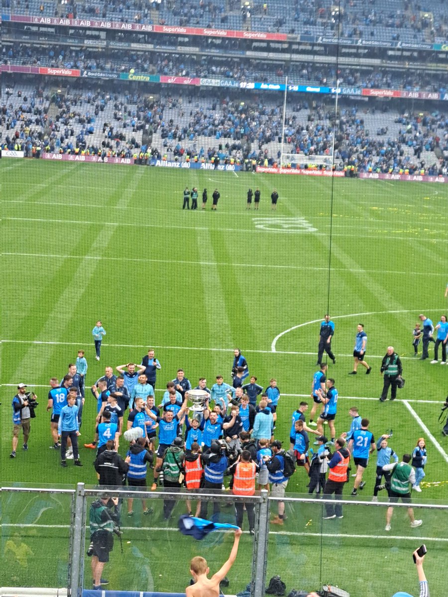 PauloHill16's tweet photo. It did happen! #UptheDubs #SamisHome https://t.co/thUqIjvQwa