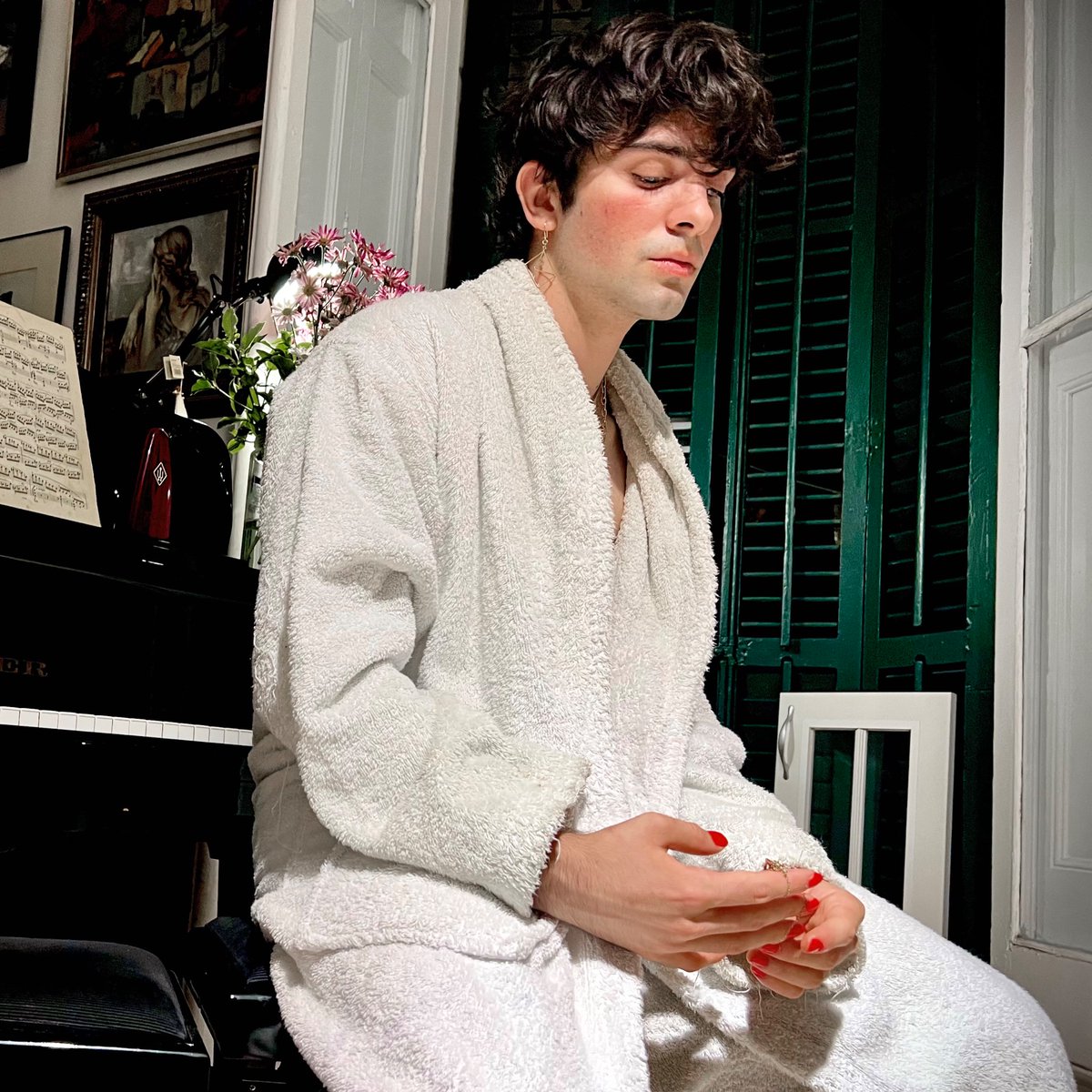 aquests dits tan antics 💅🏼
avessats al delit 🫦
de textures prohibides🚷
són les fonts del meu desig ❤️‍🔥
ell fa temps m’ho va dir 🧖
que és com posar aigua al vi 🍷
aquest voler el que envolta 🚫
enlloc d’allò que ens toca 🔥
(“DSX”)