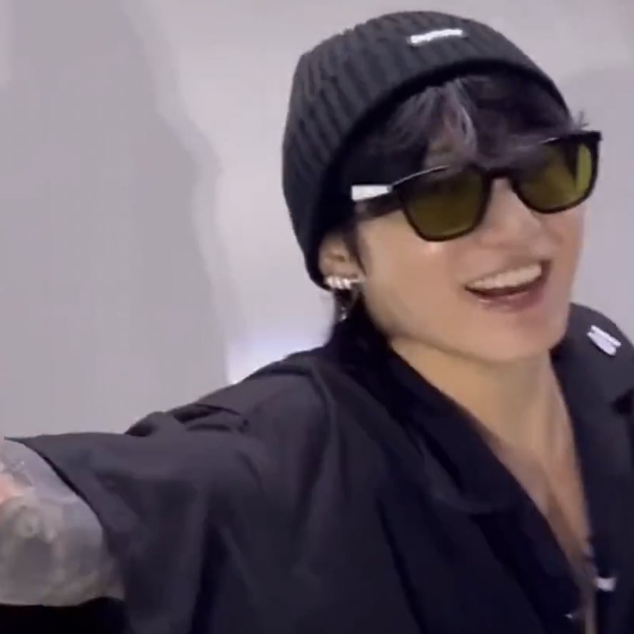jjkgaIlery's tweet photo. JUNGKOOK’S SMILE 😭 https://t.co/3URuHQSPWP