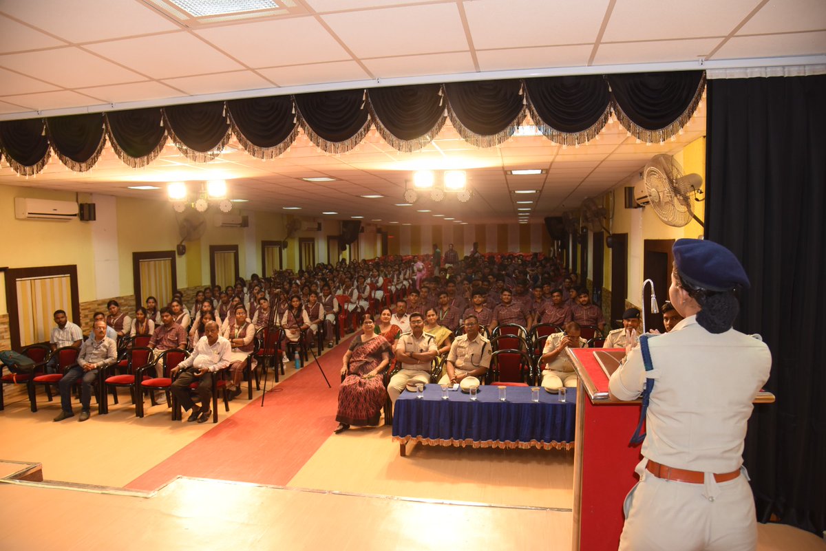 cpbbsrctc's tweet photo. #LetsBeCyberSafe #CyberCrimeAwarenessProgramme #DAV-Chandrasekharpur
@cpbbsrctc held an insightful and awareness session on Cyber Crime & Safe use of Social Media at DAV Public School, CS Pur under CS Pur PS. Around 200 students along with Faculties attended the programme. https://t.co/IsFG9JMuIe