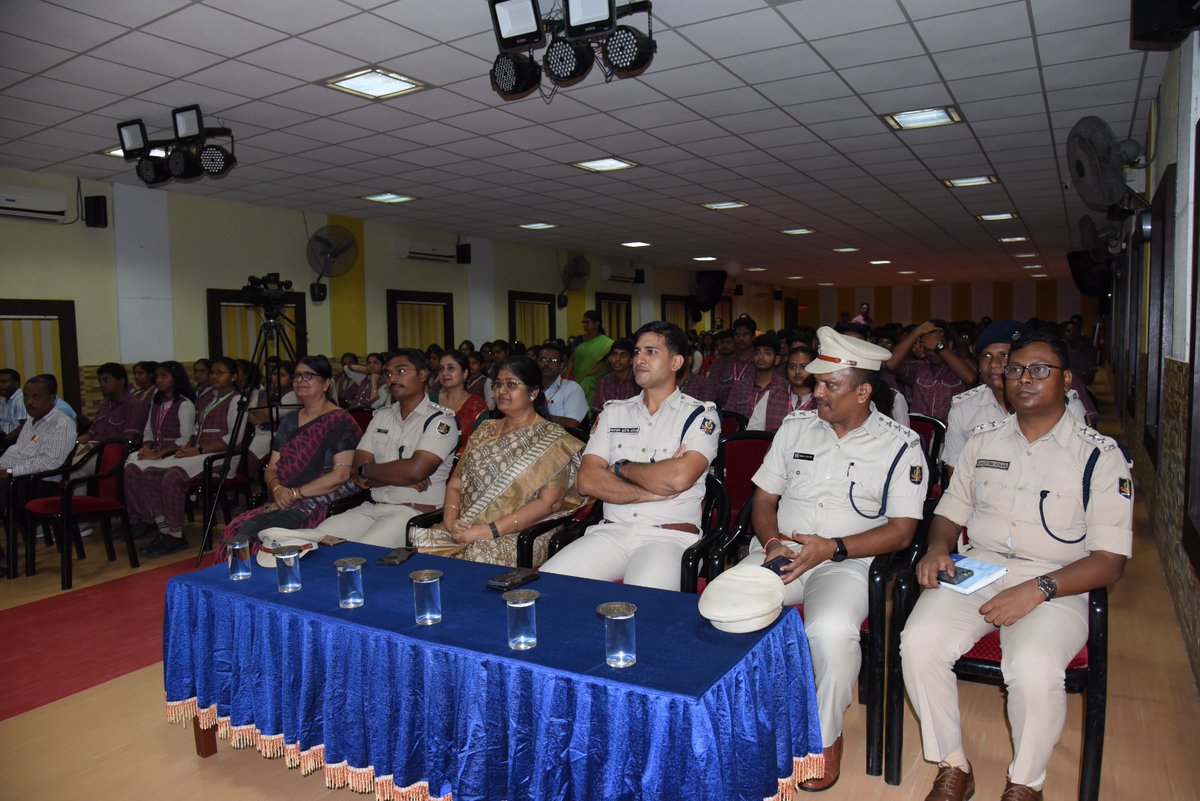 cpbbsrctc's tweet photo. #LetsBeCyberSafe #CyberCrimeAwarenessProgramme #DAV-Chandrasekharpur
@cpbbsrctc held an insightful and awareness session on Cyber Crime & Safe use of Social Media at DAV Public School, CS Pur under CS Pur PS. Around 200 students along with Faculties attended the programme. https://t.co/IsFG9JMuIe