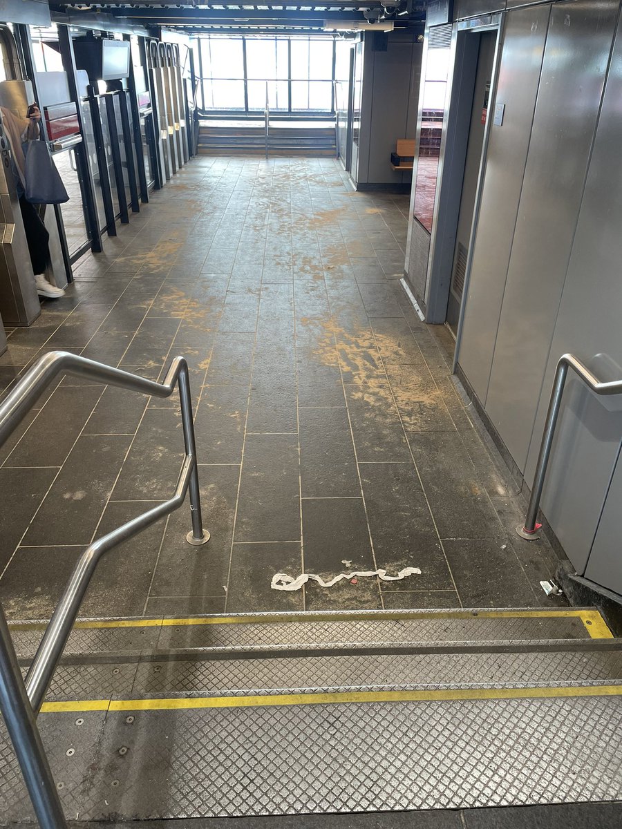 DTearsheet's tweet photo. @MTA Hi. Why is there sand (?) throughout the 30 Av station in Queens? It’s slippery and dirty and it’s been here since Monday afternoon. https://t.co/6Xe3eVT7p6