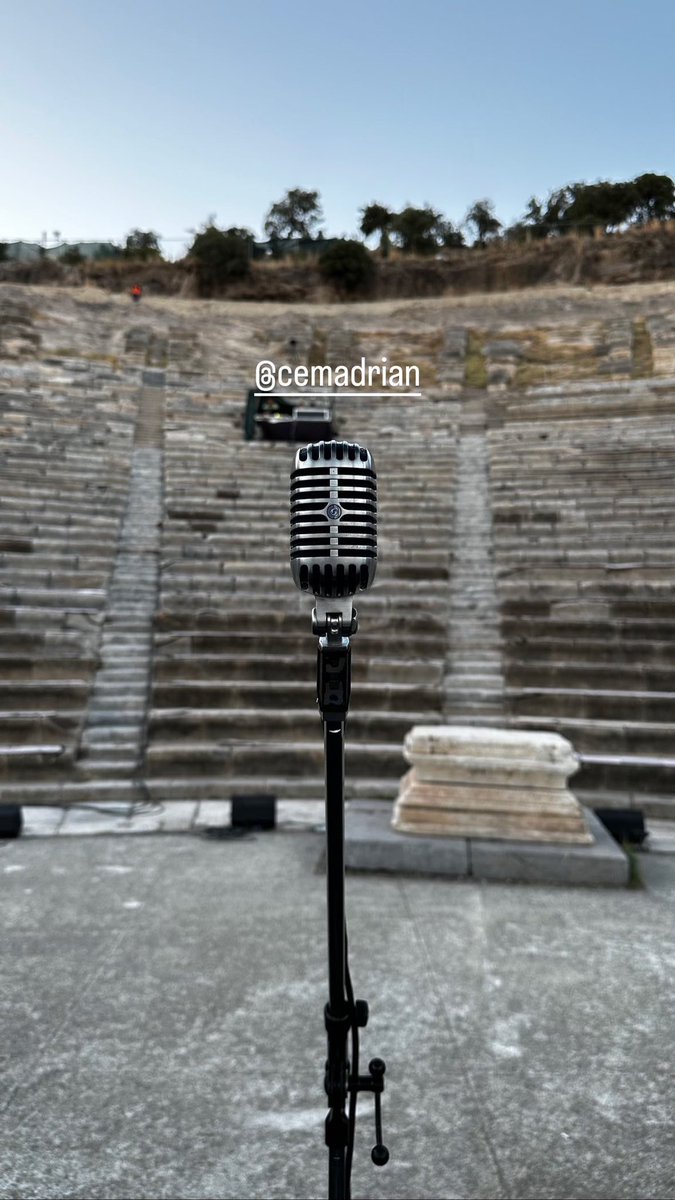 en sevdiğin sanatçının konserine gitmekten güzeli o konseri yapmakmış
