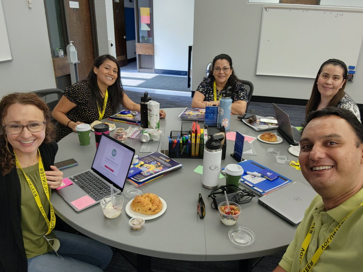 edgar_dlm_gtz's tweet photo. Biliteracy Workshop with @GrupoAdelante. Together with @SunnyHill220's very own @LaMaestraFausto @ofeliakoo @elba_mitoraj and @MissAreli220. They don't want to let me go 😀😃 https://t.co/BusgjHBGC8