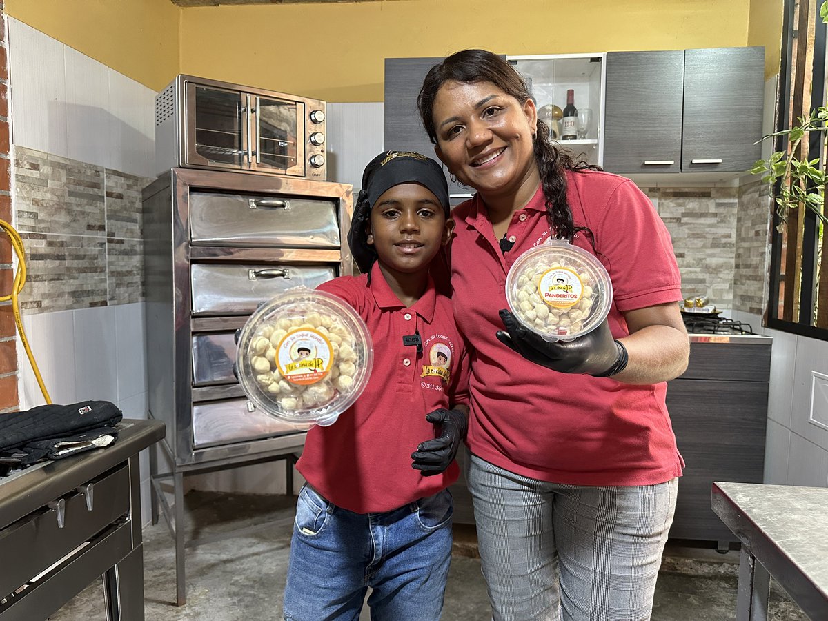 JanethCamachoS's tweet photo. A su corta edad tiene su propia empresa!! Su emprendimiento se llama La cocina de JP 🧑‍🍳 sus panderitos son deliciosos y su historia les encantará. Su entrevista completa ya está en mi canal. ¿Qué le dirían a Juan? 🔥

#Entrepreneur https://t.co/yXnaltjHYr