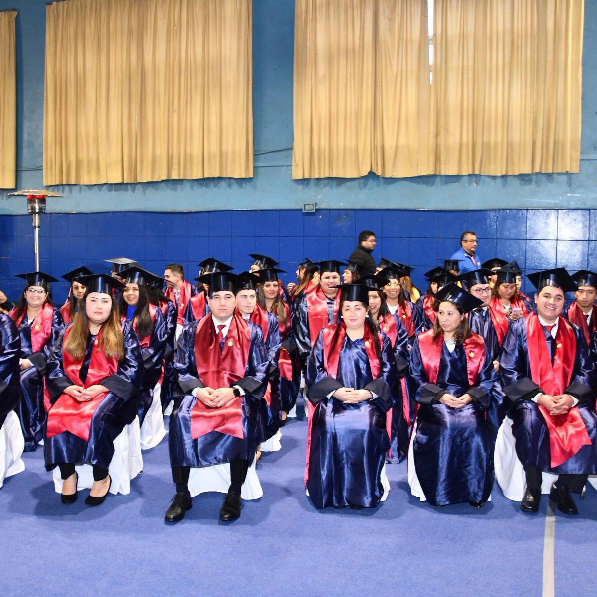 ProfesionalUNAP's tweet photo. ¡Felicidades a las y los nuevos #ProfesionalesUNAP! 👏👏👏

Saludamos a las y los primeros 80 nuevos profesionales y técnicos de nivel superior, titulados de la sede de #Victoria, por este importante logro y gran paso en sus vidas.

#OrgulloUNAP https://t.co/ZkBf0IWBI8