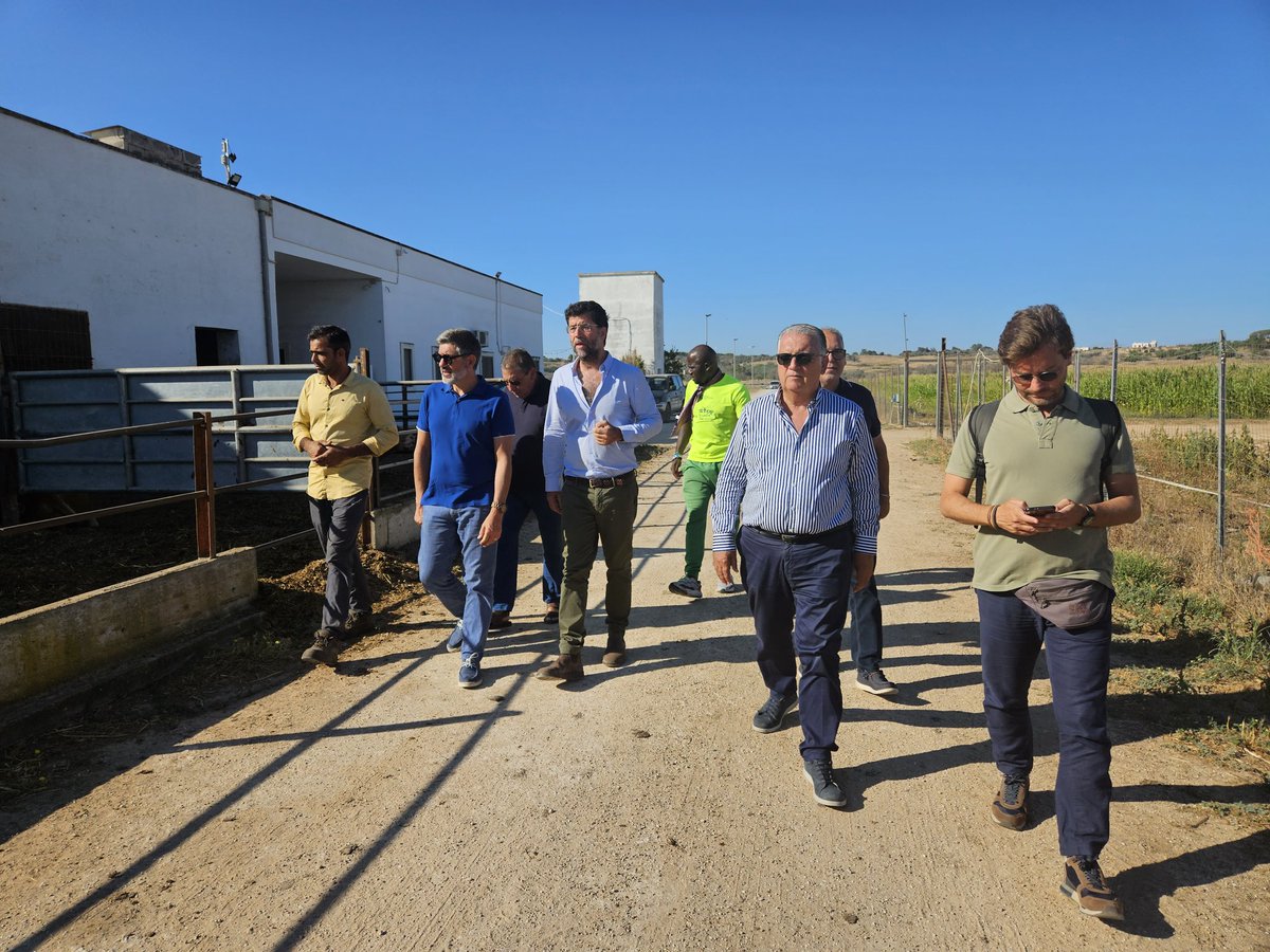 fai_cisl's tweet photo. #Lavoro in #Agricoltura, durante la visita ad aziende agricole nel leccese, il SG @OnofrioRota illustra l'app We-Fai, dove i #lavoratori possono scaricare e condividere opuscoli tradotti in più lingue, sui temi della #disoccupazione agricola e #sicurezza nei luoghi di lavoro. https://t.co/VtjLBIIFyl