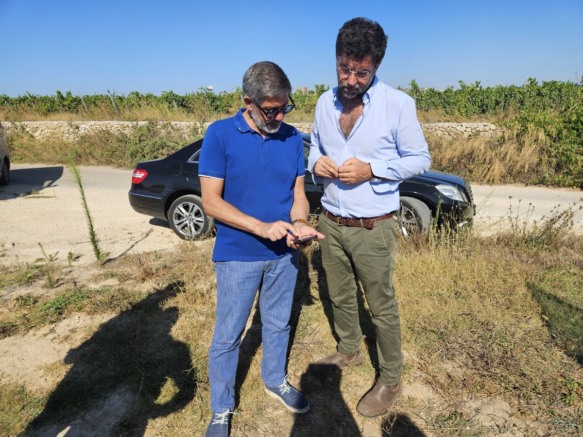 fai_cisl's tweet photo. #Lavoro in #Agricoltura, durante la visita ad aziende agricole nel leccese, il SG @OnofrioRota illustra l'app We-Fai, dove i #lavoratori possono scaricare e condividere opuscoli tradotti in più lingue, sui temi della #disoccupazione agricola e #sicurezza nei luoghi di lavoro. https://t.co/VtjLBIIFyl