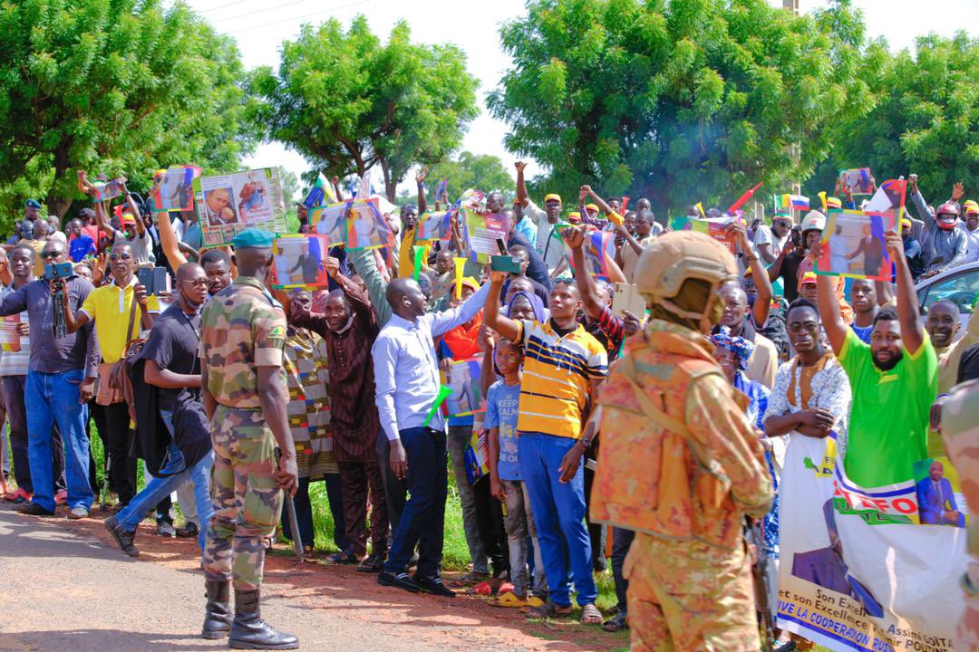 PresidenceMali's tweet photo. Le Président de la Transition, Son Excellence le Col @GoitaAssimi est arrivé à Bamako, ce mardi, en provenance de la Fédération de Russie, après avoir pris part, sur invitation du Président Vladimir Poutine, au Sommet Russie-Afrique qui s'est tenue du 27 au 30 juillet 2023. https://t.co/2zYPmzJeNJ
