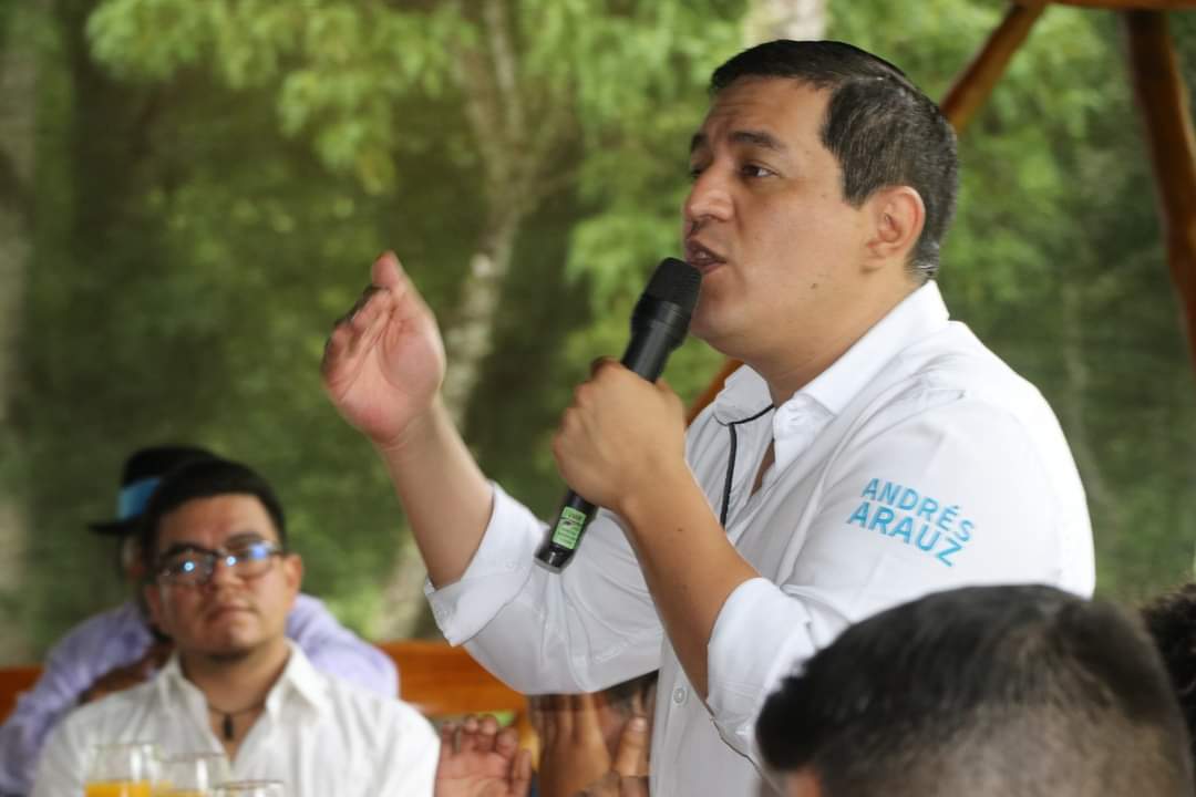 ArauzVice's tweet photo. "Para fortalecer el trabajo se debe involucrar a la sociedad civil, especialmente a los jóvenes, no sólo como población beneficiaria sino como actores de cambio. En nuestro Gobierno crearemos miles de plazas de empleo", @ecuarauz.

#ElResurgirDeLaPatria https://t.co/7sGR7HMApk