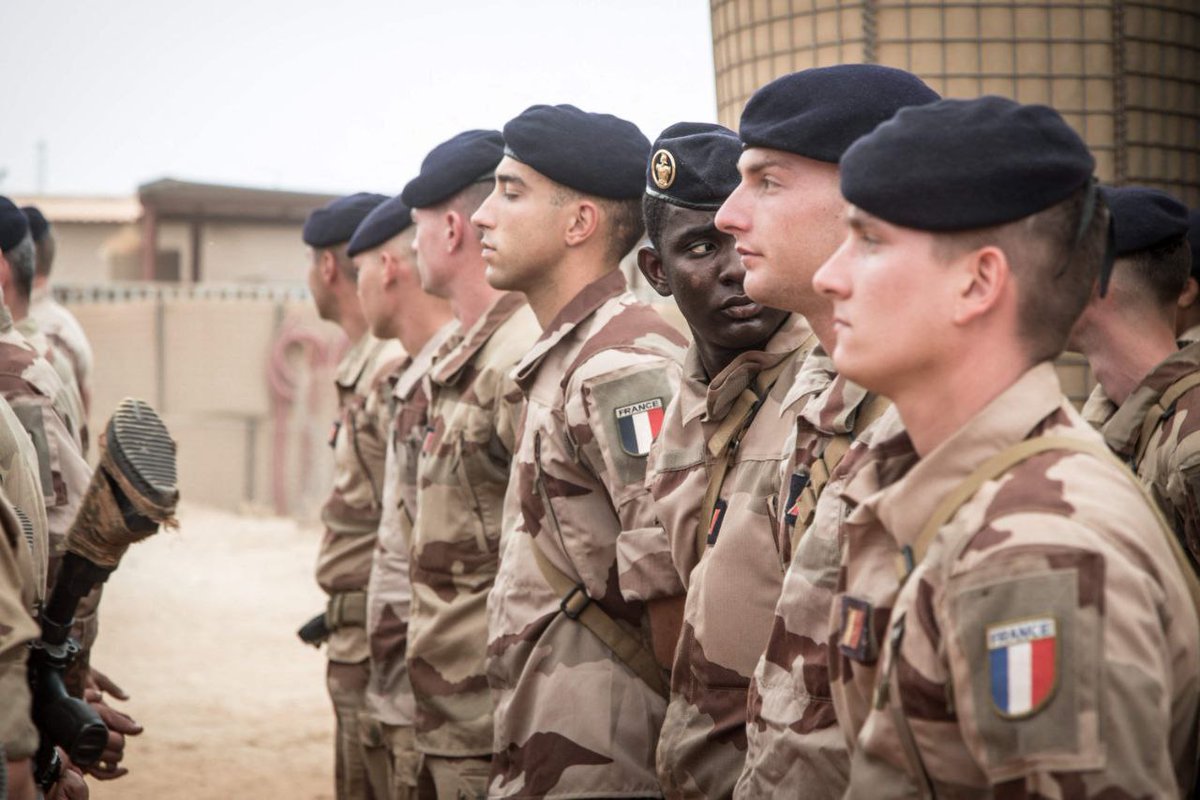◾️ Francia tiene más de 1500 soldados desplegados en Niger, con hasta 3 bases militares en el suroeste del pais, todo para garantizar la mayor explotación posible del Uranio a través de la multinacional francesa Orano en las minas de Arlit (mapa).

◾️ Para mantener esta ocupación