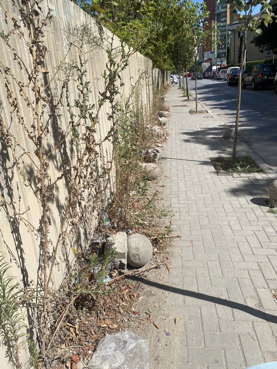 Pershendetje nga Lakrishta, zona 1 e kryeqytetit. Aty ku me te vertete perjetoni gjithcka, duke fillu prej eres berllog e deri te mungesa e hapsirave te duhuna per kambsore. #Prishtinaeperjetimeve 💙