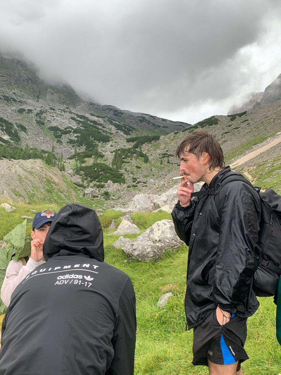 dislikemike1's tweet photo. Museli jsme se zahřívat vlastní močí jako vojáci za první světové války https://t.co/ANIVCWJgM0