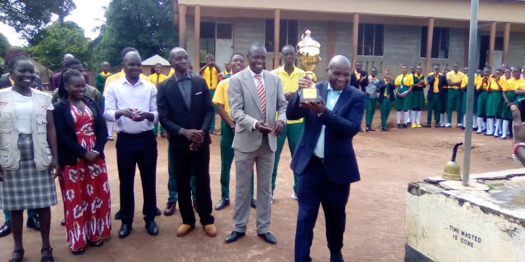 men4womenss's tweet photo. #BishopAbangite received their 🏆 after defeating #KingsCollege in the #InterSchoolDebate
#WES @MgcswssMinister @MinistrySsd handed the winning school a victory 🏆 over assembly this morning . With the continuous support from line ministries @UNFPASouthSudan @Amrefsouthsudan https://t.co/ngRxlXIxiA
