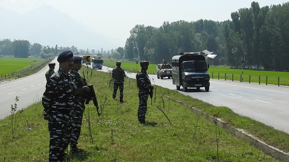 #Supervision is an opportunity to bring someone back to their own mind, to show them how good they can be. Sh. Alok Avasthy, DIG SKOR, supervising ROP and ensuring safe passage of #SANJY2023 convoy. <a href="/crpfindia/">🇮🇳CRPF🇮🇳</a> <a href="/KOSCRPF/">Kashmir Ops Sector, CRPF</a>
