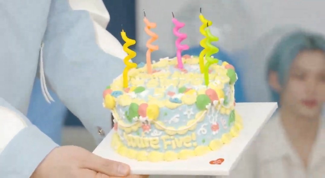 STRAYKlD8's tweet photo. OMG THE CAKE SAYS 'YOU'RE FIVE' 😭😭😭 https://t.co/PYlaqD7BKm