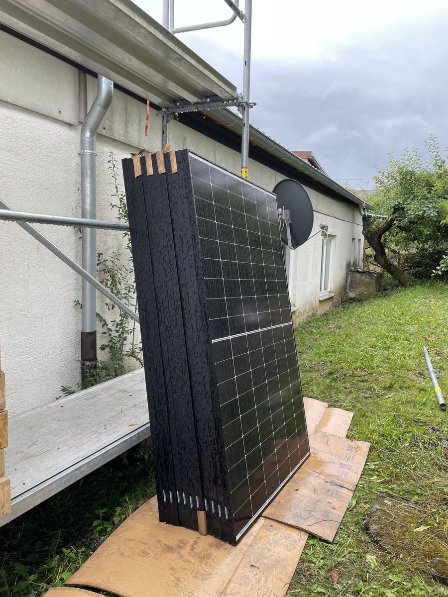 albspotter's tweet image. Es geht los mit dem Bau der neuen PV-Anlage. Da stehen die ersten 11 von insgesamt 120 Modulen.
#pvbuddies #energiewende