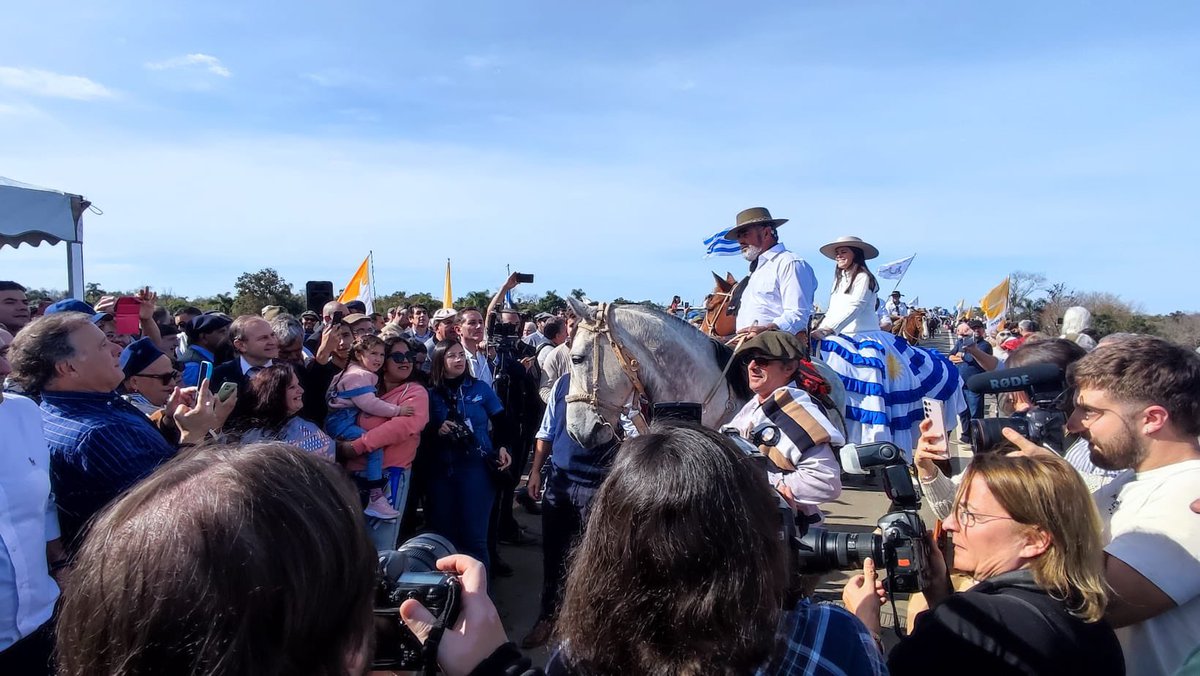 En un día fiesta para los Departamentos de Treinta y Tres y Rocha se inauguró el tan anhelado puente que ahora cruza el Cebollati y los une. Gracias a aquellos que lo hicieron posible. <a href="/LuisLacallePou/">Luis Lacalle Pou</a> <a href="/JLFalero/">José Luis Falero</a> <a href="/Luisaheber/">Luis Alberto Heber</a> <a href="/MarioSilvera33/">Mario Silvera</a> <a href="/alejoumpierrez/">Alejo Umpiérrez</a> <a href="/AlvaroDelgadoUy/">Alvaro Delgado</a>