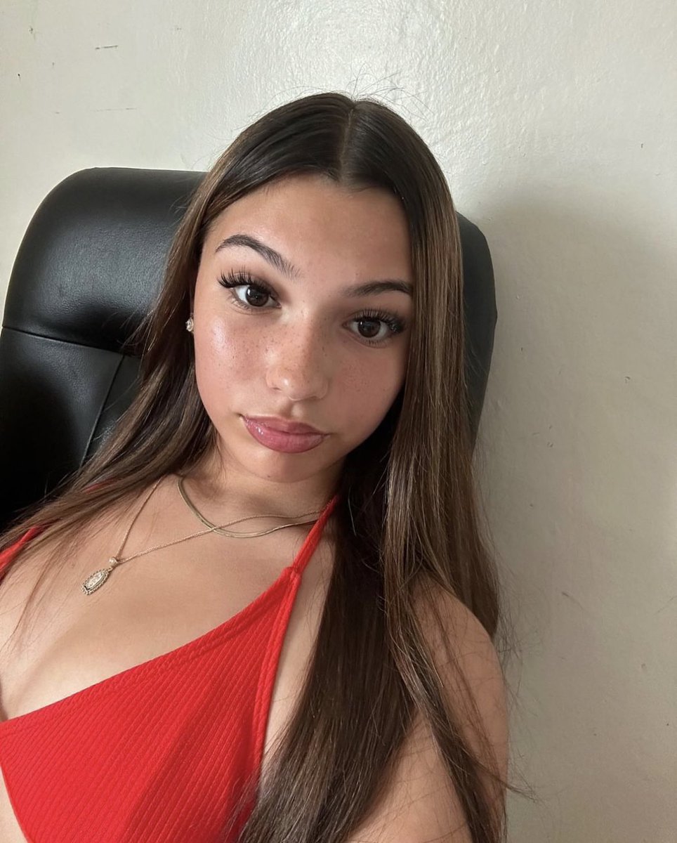 echoroonie's tweet photo. Happy national gf day to my beautiful gf love her so much ❤️ https://t.co/aL6jmdjm2T