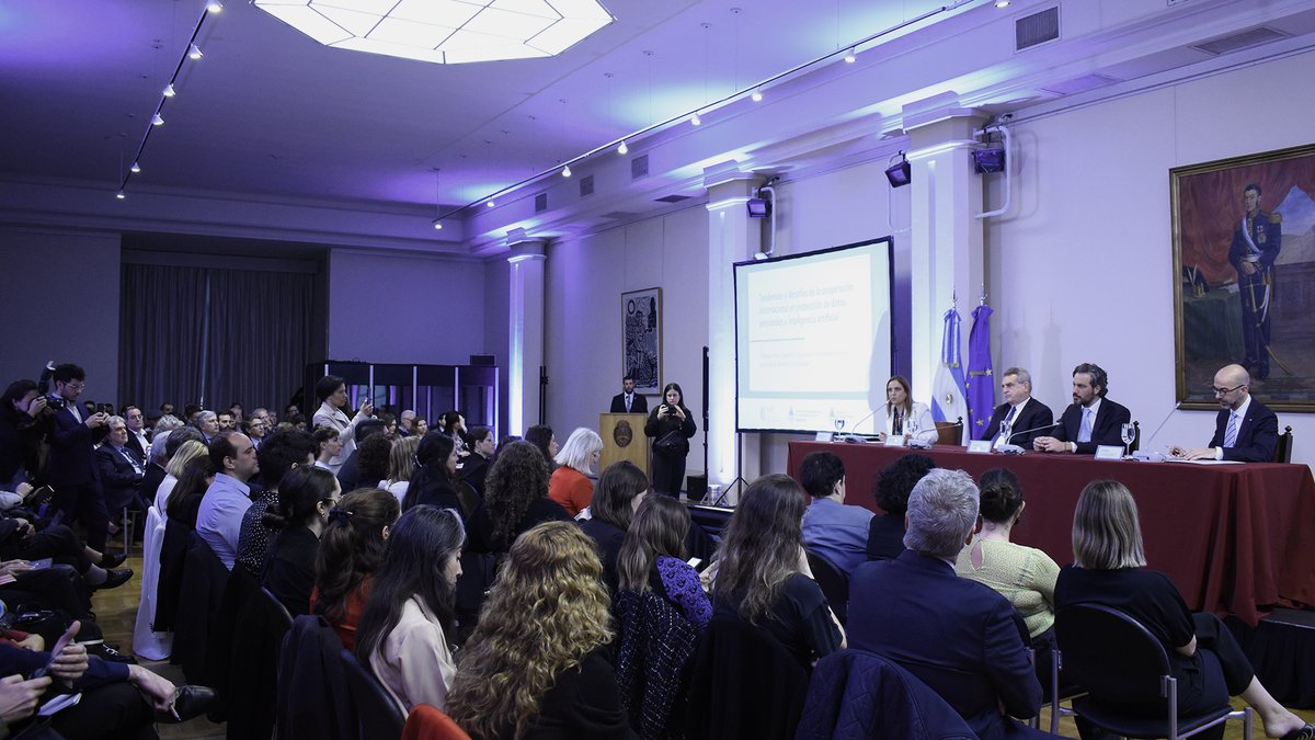🌐 | Comenzó el evento “Tendencias y desafíos de la cooperación internacional en protección de datos personales e inteligencia artificial”.
Participan de la apertura <a href="/RossiAgustinOk/">Agustín Rossi</a>, <a href="/SantiagoCafiero/">Santiago Cafiero</a>, Eran Nagan (<a href="/UEenARG/">Unión Europea en Argentina</a>) y la Titular de la AAIP <a href="/beanchorena/">Beatriz Anchorena 💚</a>