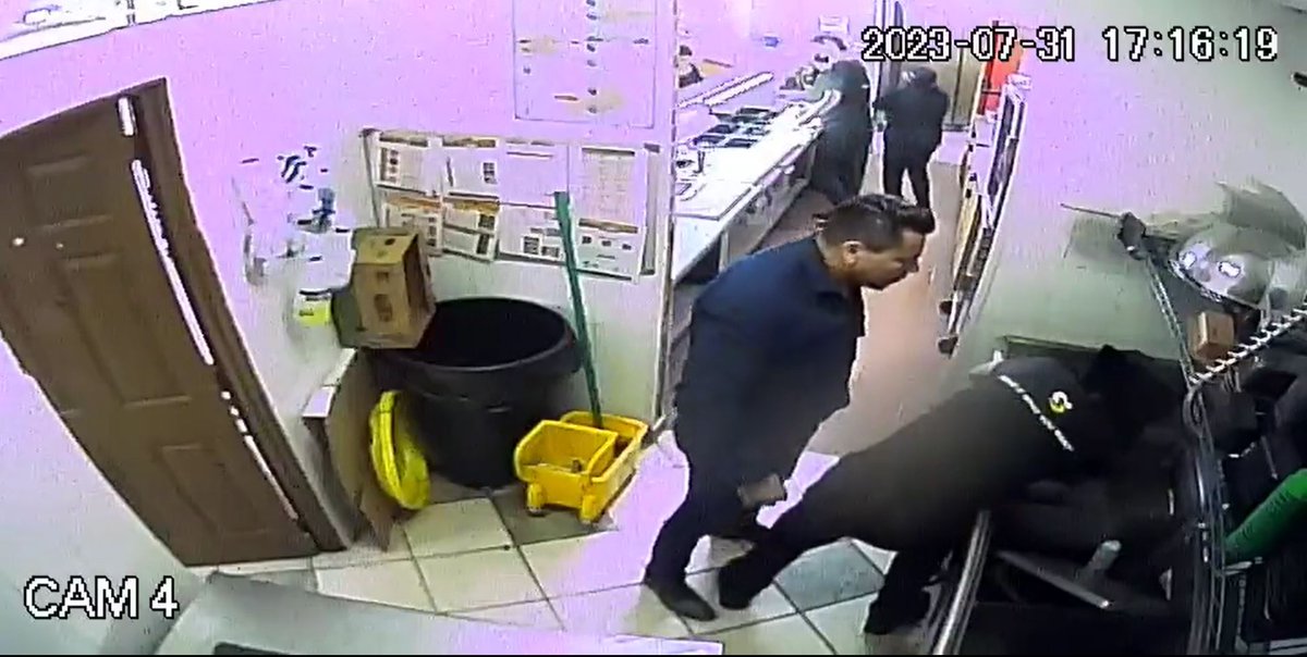 Planoinforma's tweet photo. Buscan a este hombre que agredió brutalmente a un joven trabajador de un Subway que se encuentra ubicado en Rutilo Torres.  
 
El joven ha sido hospitalizado por fracturas y una inflamación cerebral.  

El agresor se molestó simplemente porque no lo atendían rápido, perdiendo el control y lastimando gravemente al joven que comenzaba a trabajar aprovechando las vacaciones. 

Según testigos, el sujeto conduce una camioneta Hummer color amarilla, se pide brindar cualquier información al respecto a las autoridades.
#DenunciaCiudadana #SLP