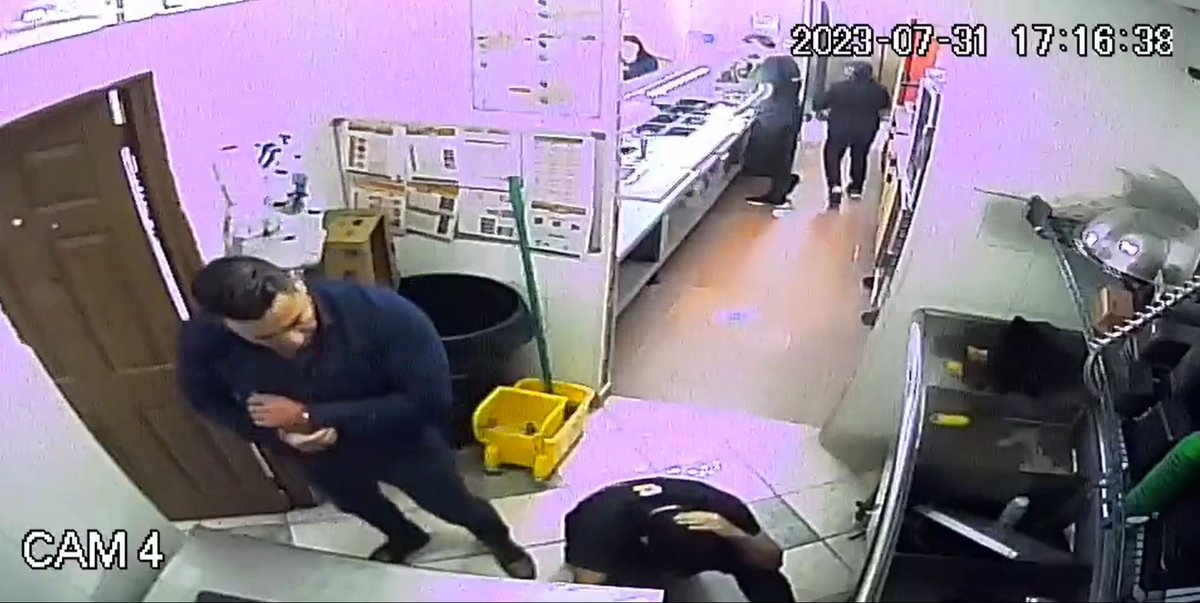 Planoinforma's tweet photo. Buscan a este hombre que agredió brutalmente a un joven trabajador de un Subway que se encuentra ubicado en Rutilo Torres.  
 
El joven ha sido hospitalizado por fracturas y una inflamación cerebral.  

El agresor se molestó simplemente porque no lo atendían rápido, perdiendo el control y lastimando gravemente al joven que comenzaba a trabajar aprovechando las vacaciones. 

Según testigos, el sujeto conduce una camioneta Hummer color amarilla, se pide brindar cualquier información al respecto a las autoridades.
#DenunciaCiudadana #SLP