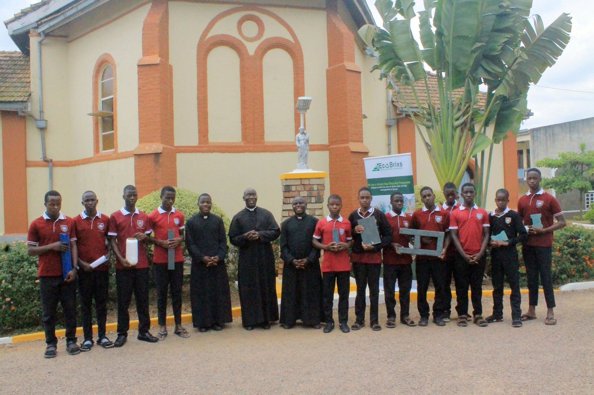 EcoBrixs's tweet photo. Bukalasa Seminary , the Pioneer of formal #Education in Uganda, has re-launched the #EnvironmentClub , with a focus on waste plastics Recycling @EcoBrixs.Gratitude to the Rector , staff and #students who have all vowed to be members of the movent to save the planet.♻️🙏🏽🌱 https://t.co/fUtt4NYYc2