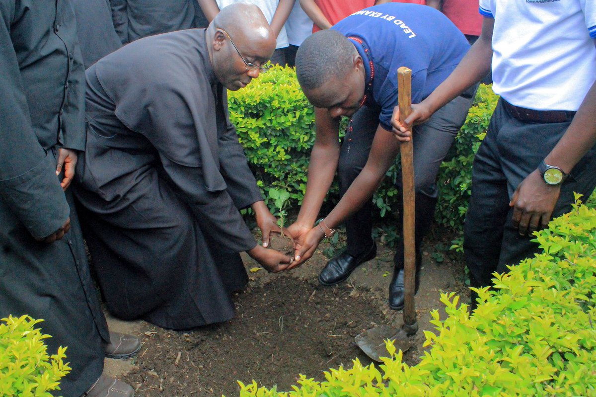 EcoBrixs's tweet photo. Bukalasa Seminary , the Pioneer of formal #Education in Uganda, has re-launched the #EnvironmentClub , with a focus on waste plastics Recycling @EcoBrixs.Gratitude to the Rector , staff and #students who have all vowed to be members of the movent to save the planet.♻️🙏🏽🌱 https://t.co/fUtt4NYYc2