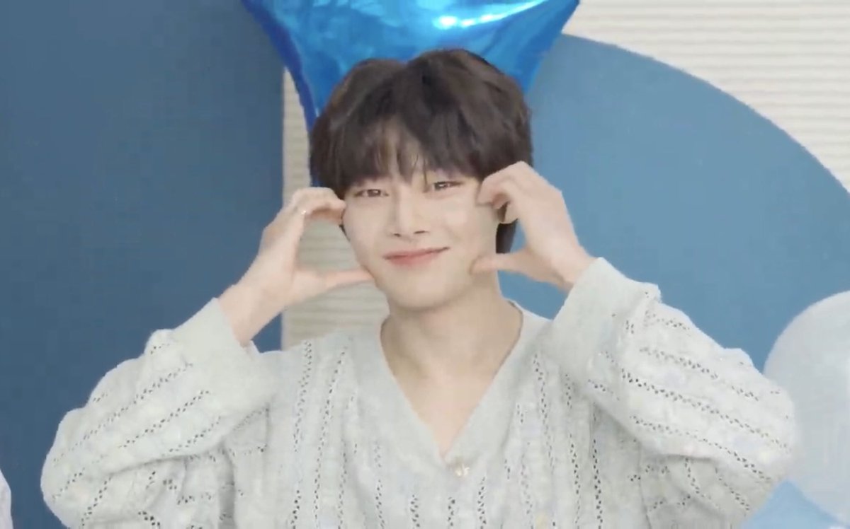 dailyinnieluv's tweet photo. 3 heart poses with i.n 🤍 https://t.co/oWM7nTh0BB