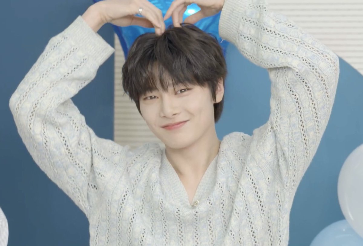 dailyinnieluv's tweet photo. 3 heart poses with i.n 🤍 https://t.co/oWM7nTh0BB