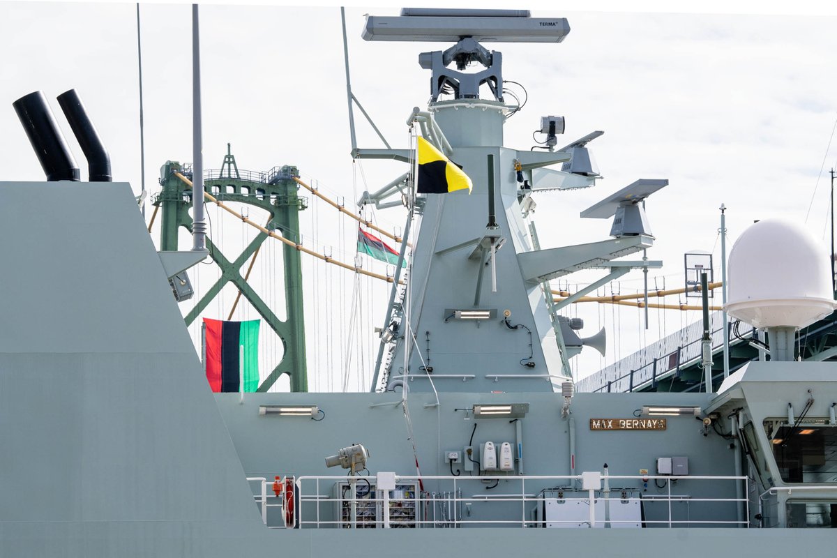 MRC_FMARA's tweet photo. Nous sommes fiers de hisser le drapeau panafricain sur nos navires CSM pour souligner le #JourDeLÉmancipation. Aujourd’hui, nous nous rappelons les importantes contributions des Canadiens d’origine africaine à notre pays et à la défense du Canada. #ladiversitéfaitlaforce https://t.co/dFVN6LdfjM