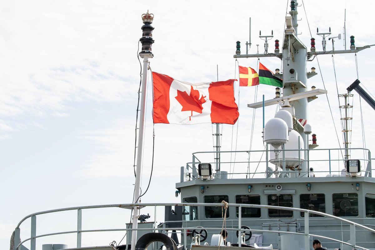MRC_FMARA's tweet photo. Nous sommes fiers de hisser le drapeau panafricain sur nos navires CSM pour souligner le #JourDeLÉmancipation. Aujourd’hui, nous nous rappelons les importantes contributions des Canadiens d’origine africaine à notre pays et à la défense du Canada. #ladiversitéfaitlaforce https://t.co/dFVN6LdfjM