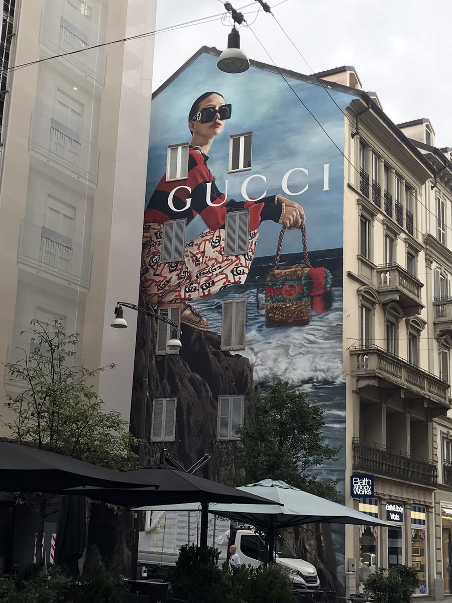 Ma la borsa che finisce nel mare deve rendere l’idea dell’estate? #Milano #GucciWall