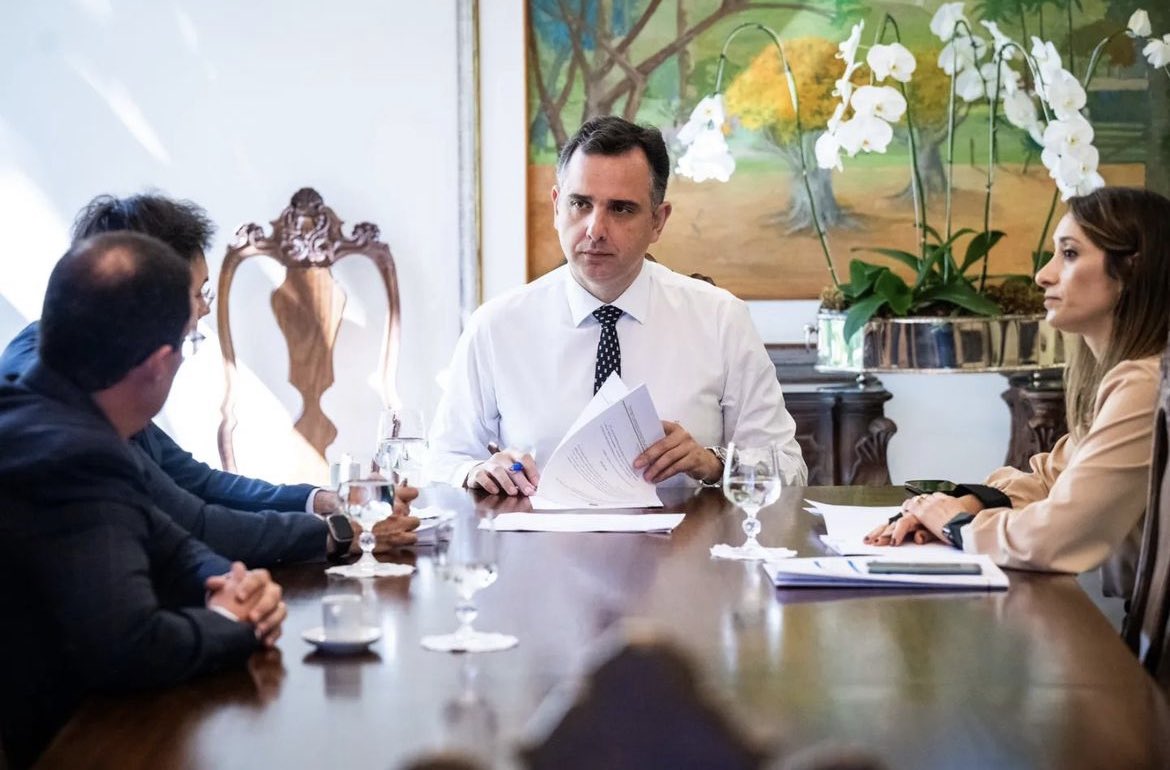 professorgilney's tweet photo. Hoje (01/08) Pacheco se reuniu, com a Advocacia do Senado para tratar da elaboração da peça de recurso de embargos de declaração contra a decisão do STF relativamente ao piso da enfermagem.
“O que buscamos é a aplicação plena e imediata daquilo que foi decidido pelo Congresso” https://t.co/W6MNGzKny7